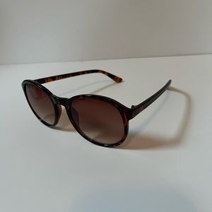 GAP touirtose shell sunglasses